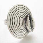 Load image into Gallery viewer, Cowrie Spiral Ring
