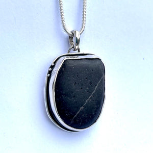 Fine line Pebble pendant