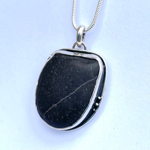 Fine line Pebble pendant